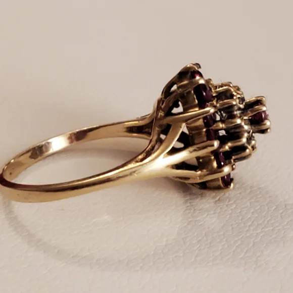 Beautiful 10k yg ruby/ diamond ring - Picture 4 of 7
